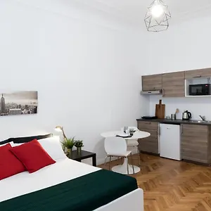 4 Design Near Central Station , Milano Italia