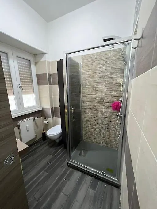 Nathan House, Due Camere Roma