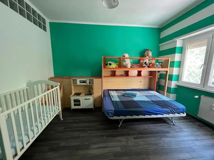 Nathan House, Due Camere Roma
